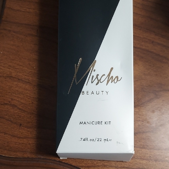 Mischo Beauty Manicure Kit - Black and White - Picture 1 of 5